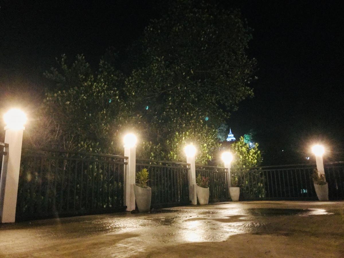 Отель Tranquil Quarter Канди Экстерьер фото